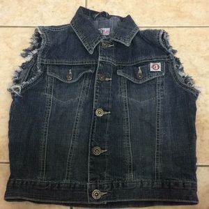 No sleeve jean jacket 😊😊